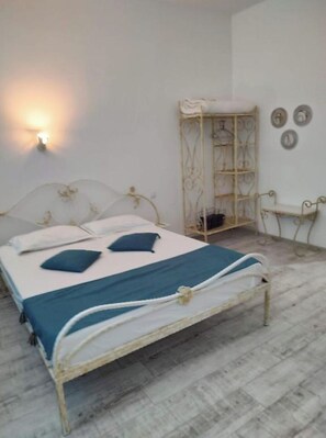 1 bedroom, desk, WiFi
