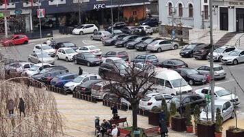Eine mehrgeschossige Parkgarage mit mehreren parkenden Autos.