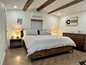 2 habitaciones, escritorio y tabla de planchar con plancha