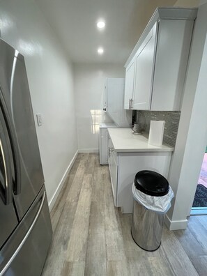 冷蔵庫、電子レンジ、オーブン、コンロ