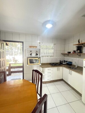 Frigorífico, microondas, placa de cocina y tostadora