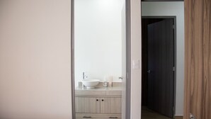 A bathroom with a large mirror, a sink, and a wooden vanity. - Marvelous 2b2b Pet friendly apartment in Oaxaca “El rincon de Monde Alban” (Oaxaca)