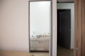 2 bedrooms, iron/ironing board, WiFi