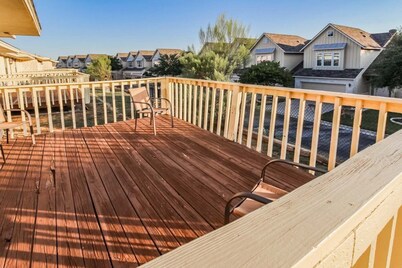 2BR Condo w/ Lake Access & Pool