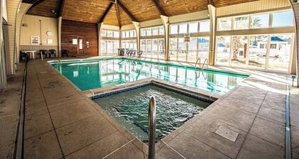 Cozy 2BR on Neuse River w/ Kitchen + Resort Perks