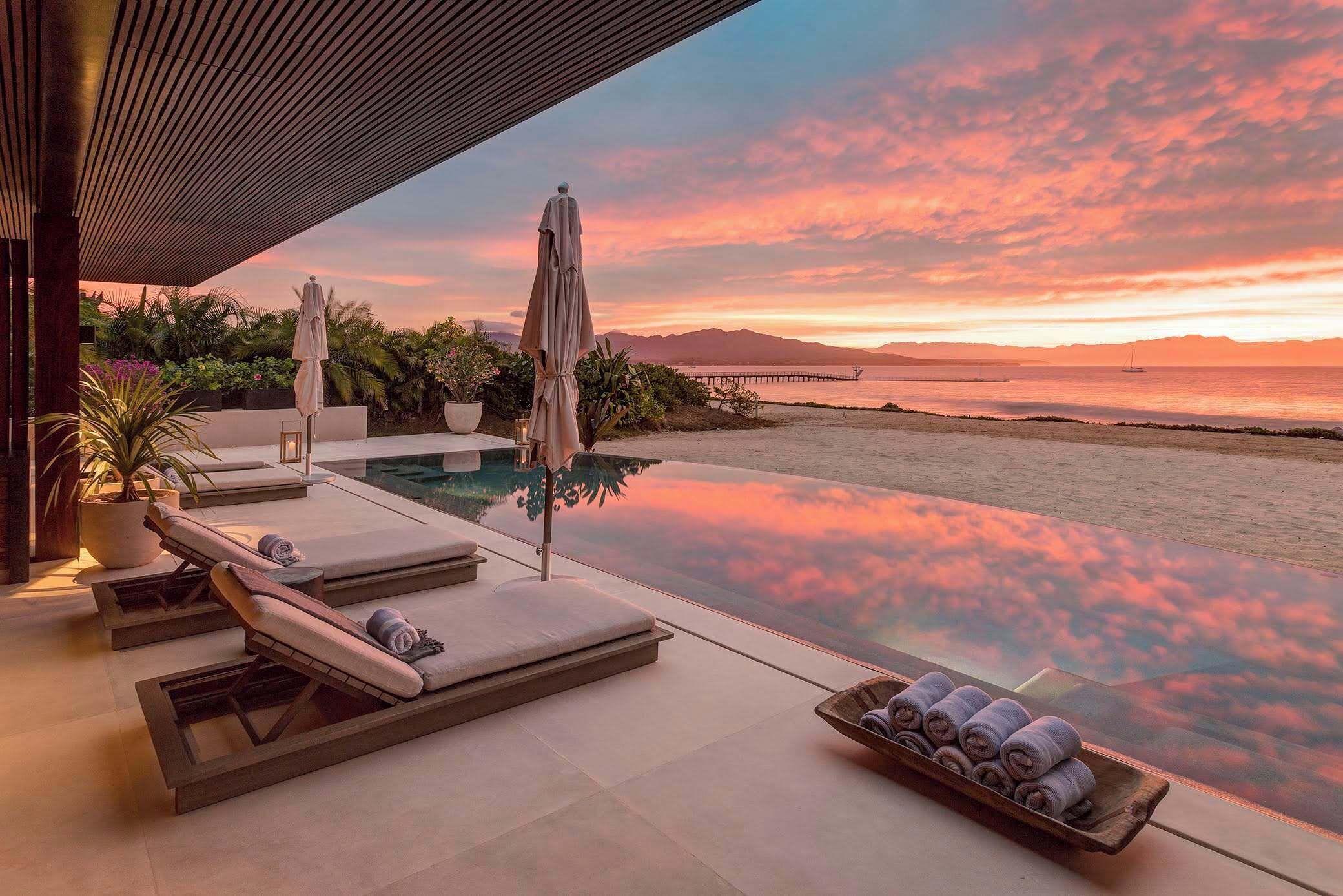 Utendørsbasseng og et oppvarmet basseng