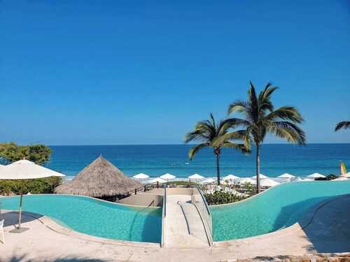 Stunning Beachfront Villa with Private Infinity Pool