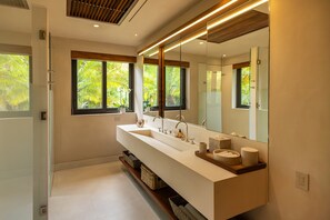 Shower, hair dryer, towels, soap - Beachfront Porta Fortuna Villa + Golf Access (Punta de Mita)