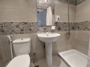 Een douche, een haardroger, een bidet, handdoeken