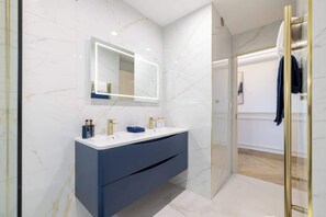 Shower, hair dryer, towels, shampoo