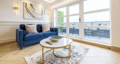 Luxury Apartment with River View, Central Location