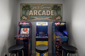 Máquinas de arcade con los títulos 'Mortal Kombat', 'Pac-Man' y 'Galaxian' en PCB Springs Arcade.