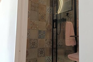 Bathroom - Traditional Madeiran farm house (Ribeira Brava)