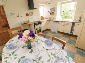 Dishwasher, cookware/dishes/utensils - The Pink House (Haverfordwest)