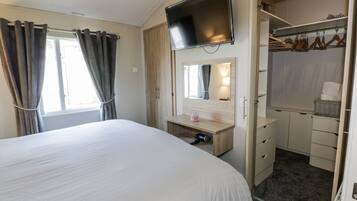 2 kamar tidur dan didekorasi berbeda-beda