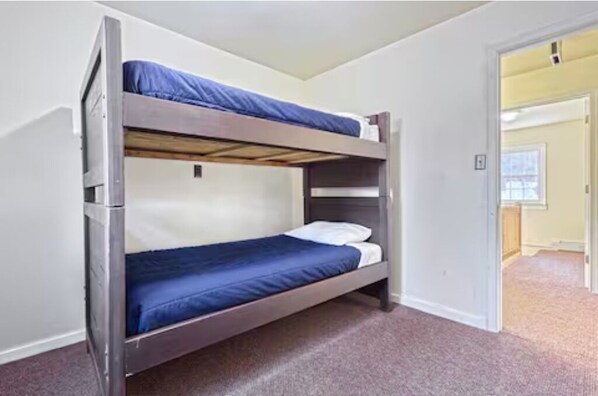 10 bedrooms, internet, bed sheets