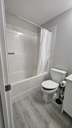 Hair dryer, towels, soap, toilet paper - Brand new basement suite, Spruce Meadows Place + 1000 Mbps Superfast Wifi (Calgary)