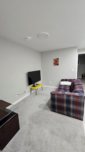 TV - Brand new basement suite, Spruce Meadows Place + 1000 Mbps Superfast Wifi (Calgary)