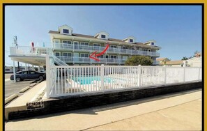 Condominio de varios pisos con piscina, ubicado en 1100 New Jersey Ave., Unidad 202 North Wildwood, NJ. Cuenta con un departamento de 1 recámara y 1 baño.
