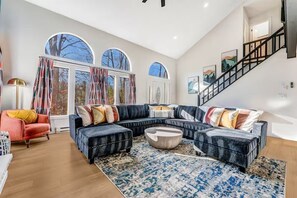 智能电视、壁炉、桌上足球