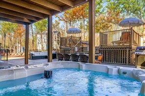 Outdoor dining - WOW Pocono Private Heated Pool, Pickleball, Hottub (East Stroudsburg)