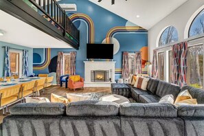 Smart TV, fireplace, table football - WOW Pocono Private Heated Pool, Pickleball, Hottub (East Stroudsburg)