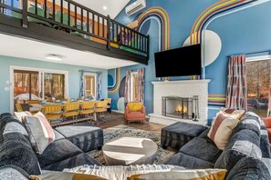 Smart TV, fireplace, table football - WOW Pocono Private Heated Pool, Pickleball, Hottub (East Stroudsburg)