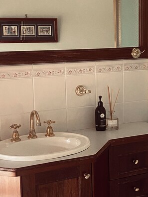 Shower, hair dryer, towels, toilet paper