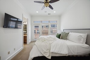 3 bedrooms, desk, iron/ironing board, free WiFi