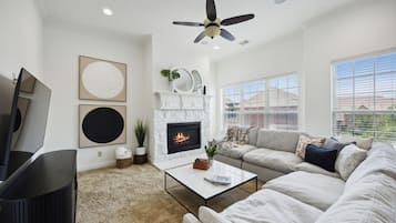 Smart TV, fireplace