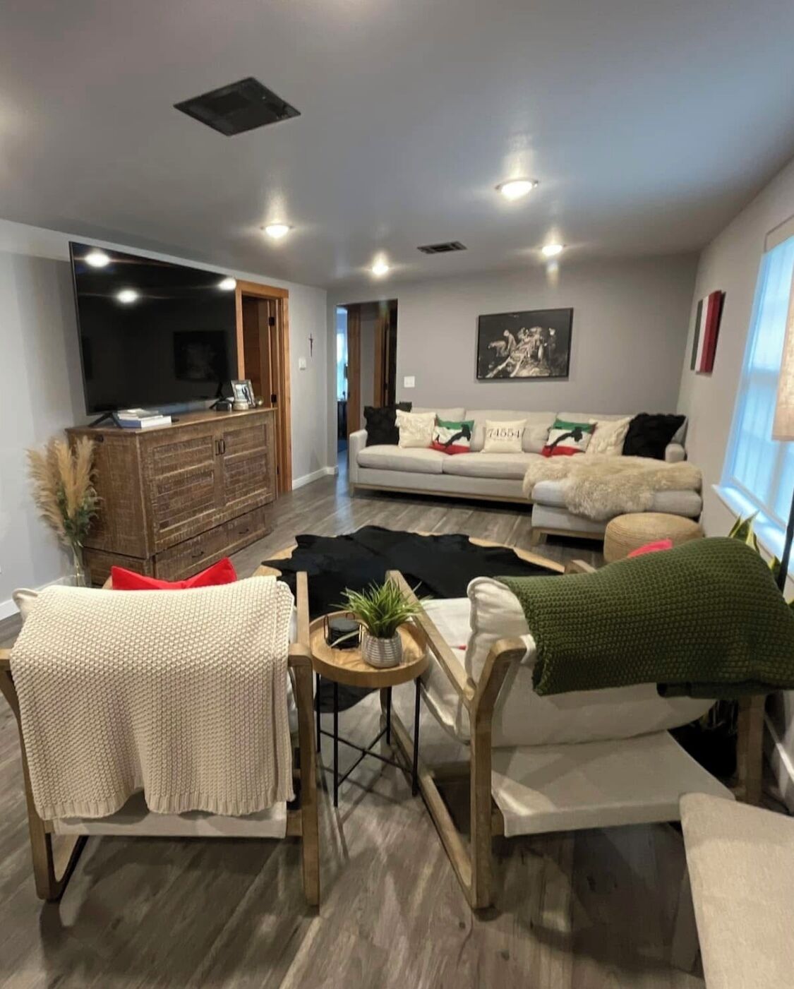 Televisio, takka, kirjoja