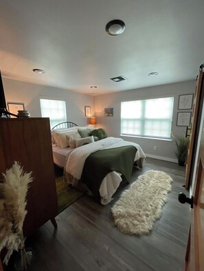 3 bedrooms, iron/ironing board, WiFi, bed sheets