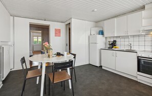 Kühlschrank, Herdplatte, Wasserkocher mit Kaffee-/Teezubehör