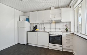 Kühlschrank, Herdplatte, Wasserkocher mit Kaffee-/Teezubehör