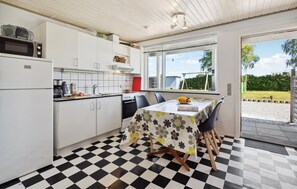 Kühlschrank, Herdplatte, Wasserkocher mit Kaffee-/Teezubehör