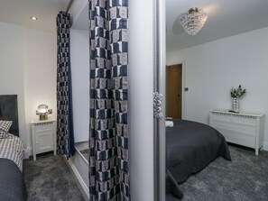 2 quartos, individualmente decorados, individualmente mobiliados