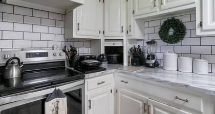 Loysville Charm Meets Cabin 3-Bedroom with A/C, Fitness Room & peaceful Living