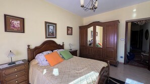 6 bedrooms, iron/ironing board, free WiFi, bed sheets
