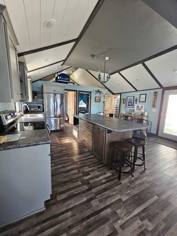 Refrigerador, microondas, horno y parrilla de estufa 