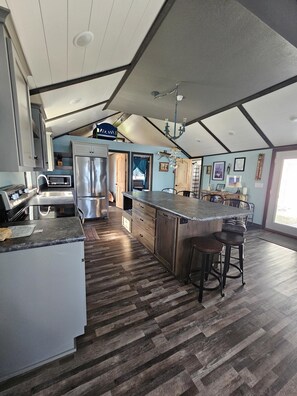 Réfrigérateur, four à micro-ondes, un four, surface de cuisson