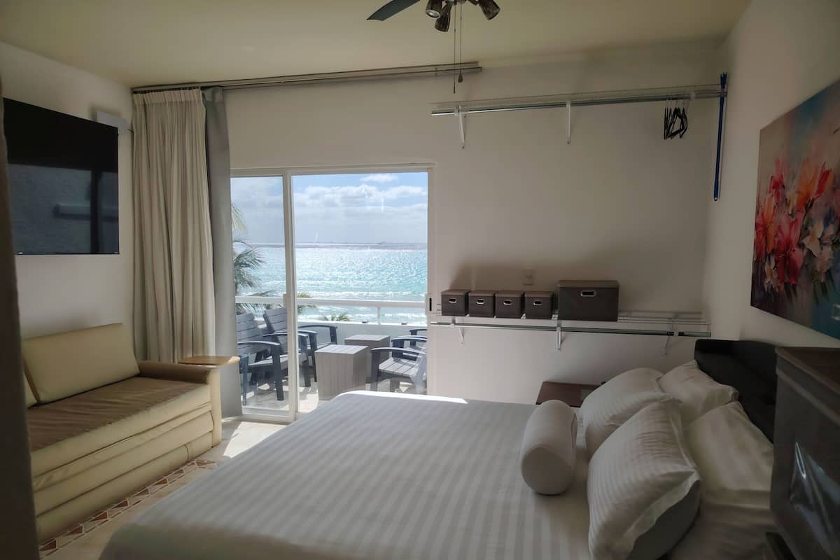 Panorama studio, uitzicht op zee | Een kluis op de kamer, verduisterende gordijnen