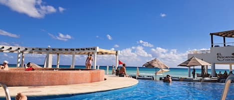 5 piscinas al aire libre, sombrillas