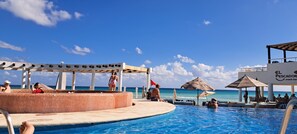 5 ulkouima-allasta, aurinkovarjoja