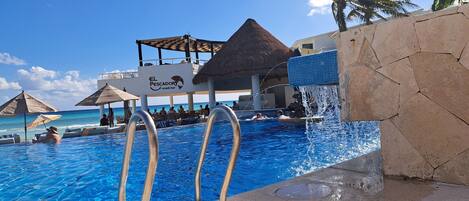 5 piscinas al aire libre, sombrillas