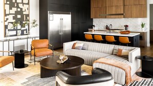Living area - Sleeps 14/Luxury Pool/Spa/Walk to Old Town/ECharge (Scottsdale)
