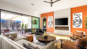 Living area - Sleeps 14/Luxury Pool/Spa/Walk to Old Town/ECharge (Scottsdale)