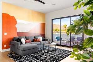 Een smart-tv en een open haard