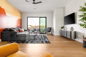 Een smart-tv en een open haard