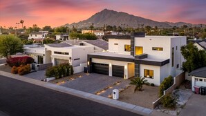 Exterior - Sleeps 14/Luxury Pool/Spa/Walk to Old Town/ECharge (Scottsdale)