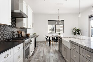 Refrigerador, microondas, horno, placa de cocina